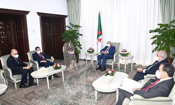 Presidente argelino Sr. <a href="/TebbouneAmadjid/">عبدالمجيد تبون - Abdelmadjid Tebboune</a> , recibió en audiencia al Ministro de Relaciones Exteriores de Cuba, <a href="/BrunoRguezP/">Bruno Rodríguez P</a>, quien le entregó un mensaje de su homologo cubano <a href="/DiazCanelB/">Miguel Díaz-Canel Bermúdez</a> #ArgeliaCuba60🇨🇺🇩🇿                  📺fb.watch/e5FzX2lF0E/
  <a href="/CubaMINREX/">Cancillería de Cuba</a>