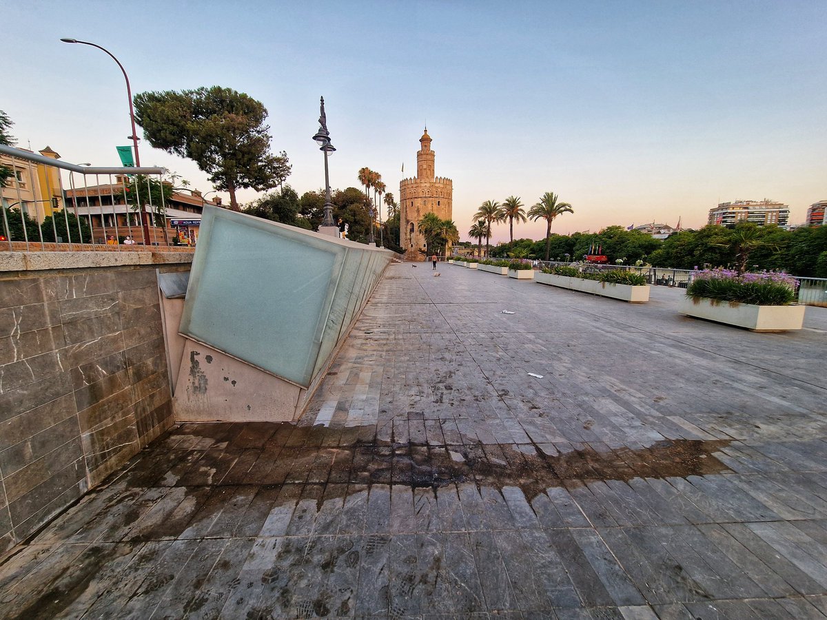 Pablorivasreal's tweet photo. El 26 de junio tomé unas fotografías del estado lamentable del entorno a la Torre del Oro. 

Hoy 6 de julio sigue igual. 

Me rompe el corazón ver Sevilla así de sucia. #Sevilla #Sevillahoy #SevillaSucia https://t.co/LLKJ9DFhKd