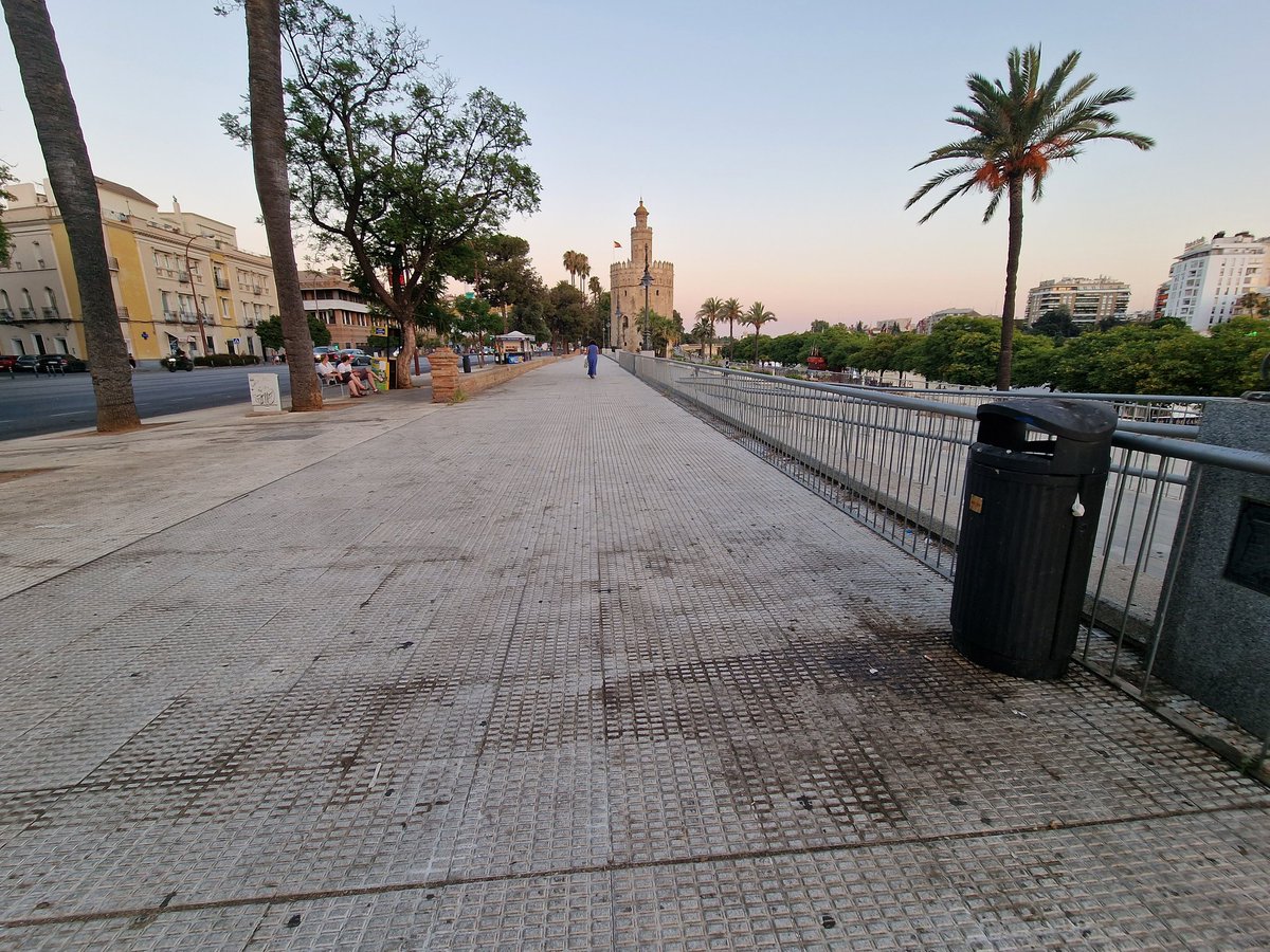 Pablorivasreal's tweet photo. El 26 de junio tomé unas fotografías del estado lamentable del entorno a la Torre del Oro. 

Hoy 6 de julio sigue igual. 

Me rompe el corazón ver Sevilla así de sucia. #Sevilla #Sevillahoy #SevillaSucia https://t.co/LLKJ9DFhKd
