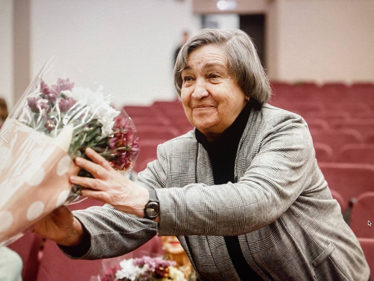 Друзья, нужна помощь одной бабушке. Она ребенок войны, ветеран труда, вдова участника войны. Попросила отвезти ее на дачу. Маршрут метро Киевская -> до деревни Дядьково (Борисоглебский район) в любой удобный день. Буду благодарна за ретвит.