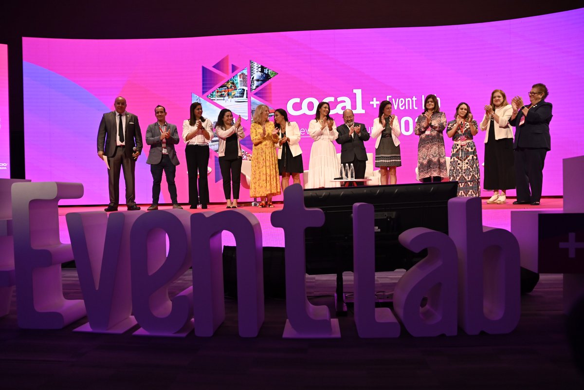 ASOEVENTOS's tweet photo. En Cocal + Event Lab 2022 presenciamos la posesión de la nueva Junta Directiva de @COCAL_ASOC. 🎉👏🏻 Les deseamos los mayores éxitos fortaleciendo la industria de los eventos en Latinoamérica. 💫🤩

#ExperienciaCocal38 #EventLabCocal2022 #UNIDOSCrecemos https://t.co/b1ONXS9VMj