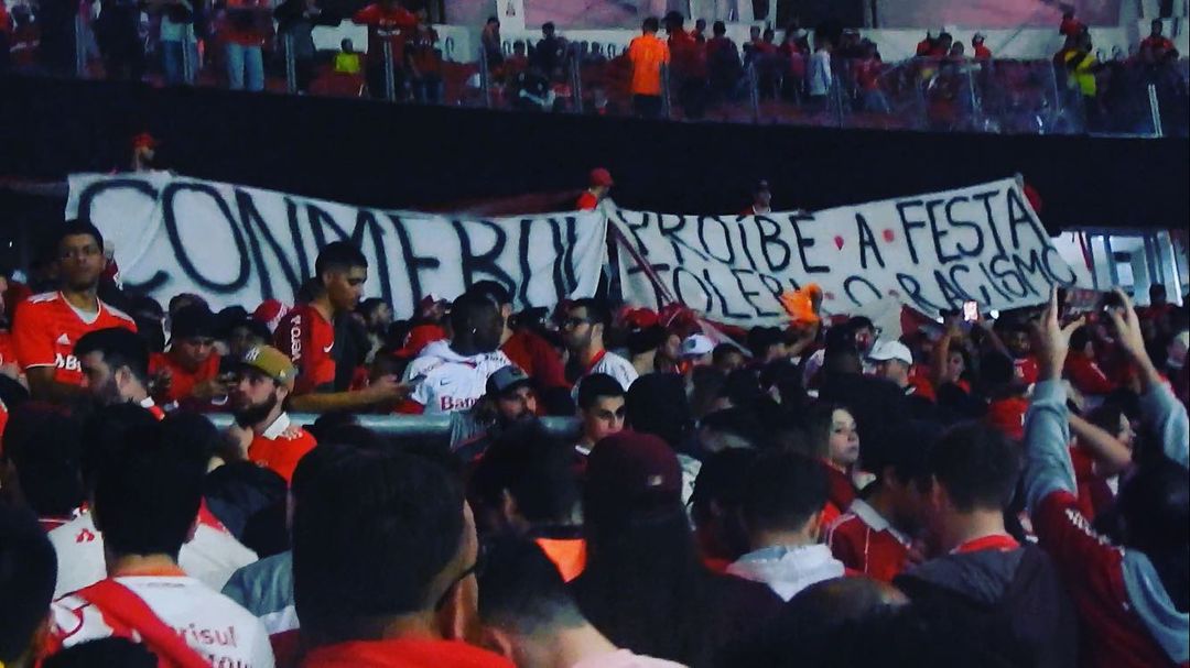 OCantoOficial's tweet photo. "CONMEBOL: Proíbe a festa. Tolera o racismo."

Faixa de torcedores do Internacional direcionada à CONMEBOL, ontem, no Beira-Rio, pela Copa Sul-Americana.

(📷 @LuizMattos1909 ) https://t.co/pbmUdPljAQ