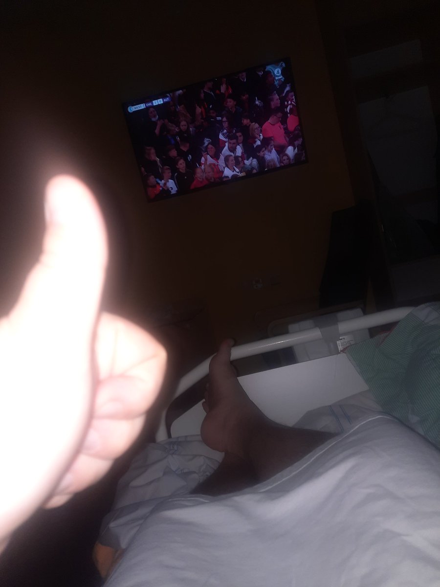 Operation avklarad, uppvak avklarat. Kommit till avdelning och fått en barnportion med pannkakor. Tummen upp och damEM på tv. Sova lite snart. Kanske