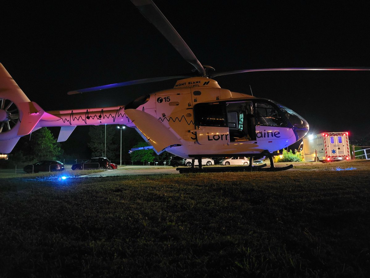 ambulancessmet's tweet photo. #Intervention pour l'équipe de l'ASSU N°2 en collaboration avec l'équipe du SMUR de Vittel, évacuation du patient vers le Centre Hospitalier avec le renfort de l'hélicoptère du SAMU Lorraine afin de diriger le patient vers un C.H.U.
#AMBULANCESSMET #SMURVITTEL #SAMU88 #SMURNANCY https://t.co/s1NLOFKwj3