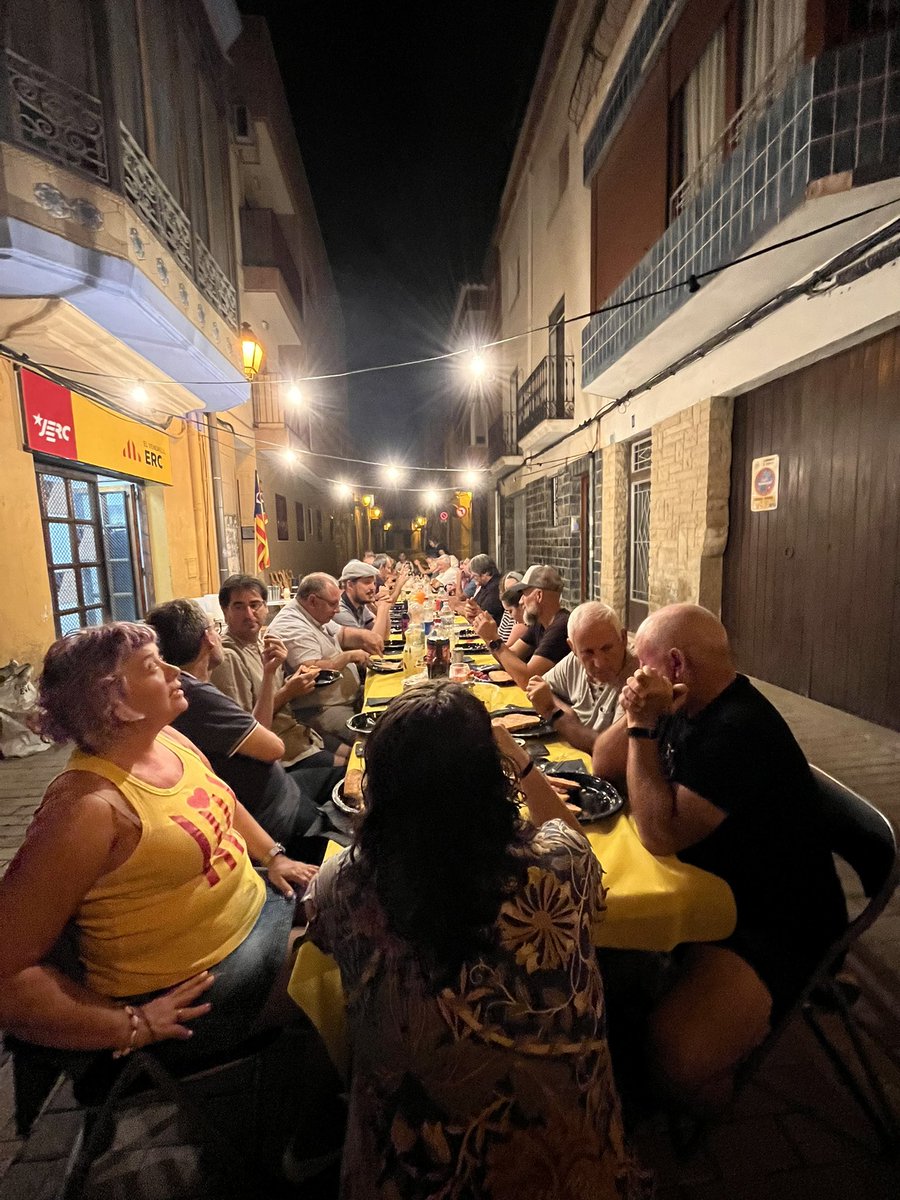 ERC_elvendrell's tweet photo. Després de 2️⃣ anys de pandèmia, estem molt contents de tornar a compartir el #SopardeBarri amb persones militants, amistats i veins i veines nostres.

#ElVendrell #PaBeneit https://t.co/iAgGW6L925