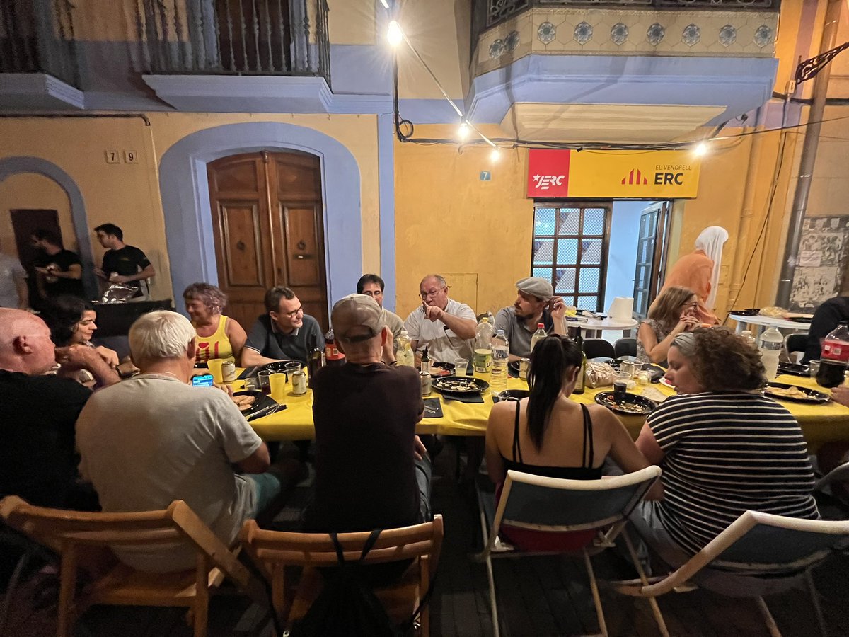 ERC_elvendrell's tweet photo. Després de 2️⃣ anys de pandèmia, estem molt contents de tornar a compartir el #SopardeBarri amb persones militants, amistats i veins i veines nostres.

#ElVendrell #PaBeneit https://t.co/iAgGW6L925