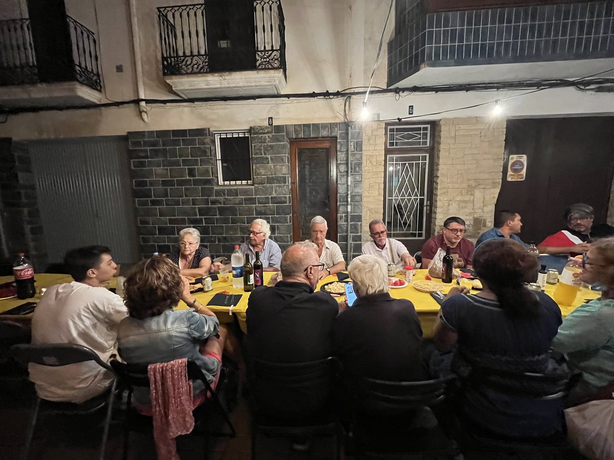 ERC_elvendrell's tweet photo. Després de 2️⃣ anys de pandèmia, estem molt contents de tornar a compartir el #SopardeBarri amb persones militants, amistats i veins i veines nostres.

#ElVendrell #PaBeneit https://t.co/iAgGW6L925