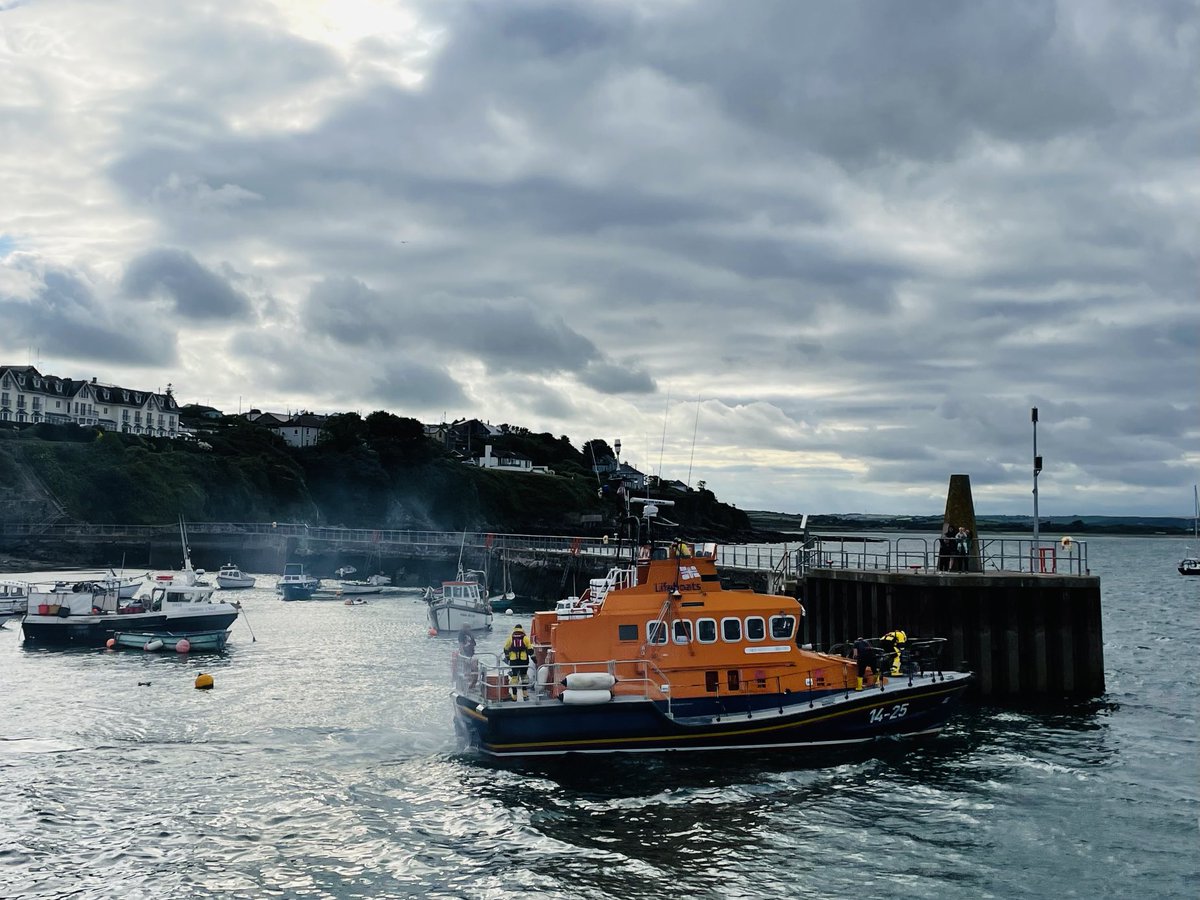 Ballycotton pier this evening 🧡#eastcork ⁦@PhotosCork⁩ ⁦<a href="/pure_cork/">Pure Cork</a>⁩ ⁦<a href="/corkbeo/">Cork Beo</a>⁩ ⁦<a href="/BallycottonRNLI/">BallycottonRNLI</a>⁩