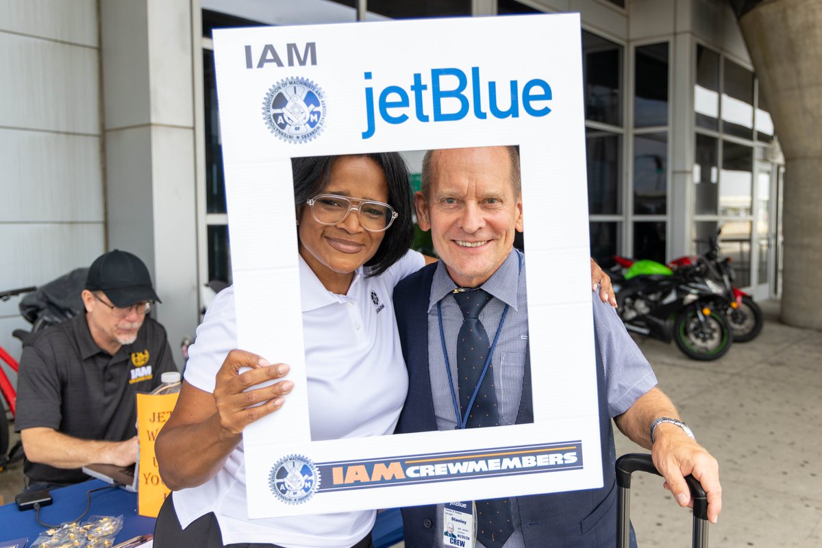 IAMDistrict141's tweet photo. TODAY: JetBlue Ground Operations Crewmembers and Machinists Union Organizers at JFK; living up to the Union Rule: "Get in the Way, Get a Reaction." BIG THANKS to GVP Richard Johnsen, Machinists District 141 President Mike Klemm for helping lead the visibility event. https://t.co/yfyyJ66YUn
