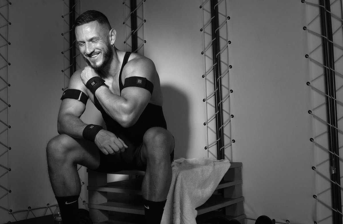 kar3ld83's tweet photo. “Smile. It will either warm their heart or piss them off. Either way, you win.”
Photo by @Fredmotte74Fred
#photography #photoshoot #portrait #sports #sportoutfit #meninshape #smiling #laughing #fitfam #meningear #blackandwhitephotography #swipeforcolor #closeup https://t.co/erYzi475vP