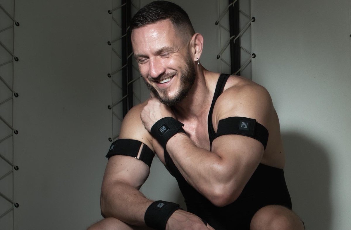 kar3ld83's tweet photo. “Smile. It will either warm their heart or piss them off. Either way, you win.”
Photo by @Fredmotte74Fred
#photography #photoshoot #portrait #sports #sportoutfit #meninshape #smiling #laughing #fitfam #meningear #blackandwhitephotography #swipeforcolor #closeup https://t.co/erYzi475vP