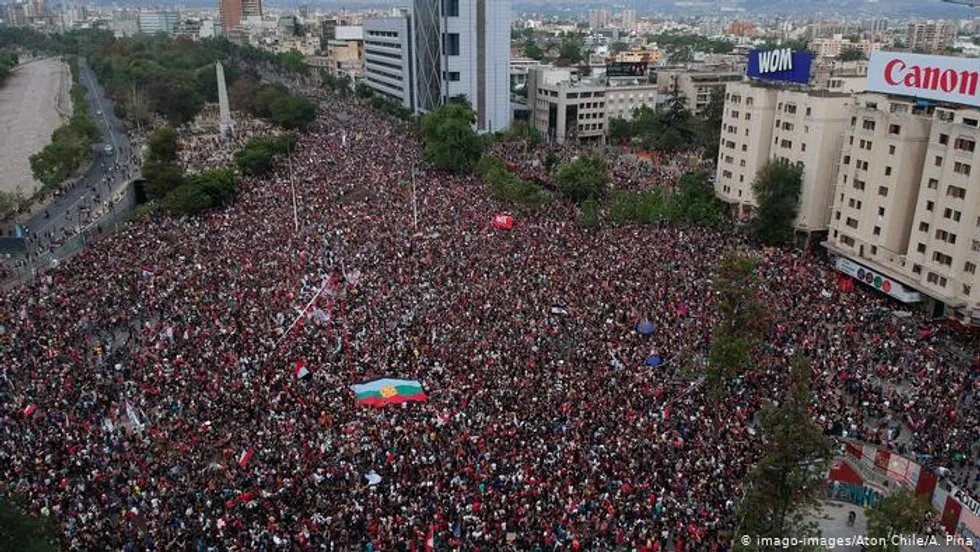 MSagredo5's tweet photo. De una cosa estamos seguros: en esta marcha no estuvo ni Lagos, ni Rincón, ni Walker, ni Insulza, ni ningún wueón que hoy defiende lo indefendible. El derecho a tener una Nueva Constitución lo ganó la gente en las calles, esa misma gente dirá con la misma fuerza #AprueboSinMiedo https://t.co/JBgW2l2Cdg