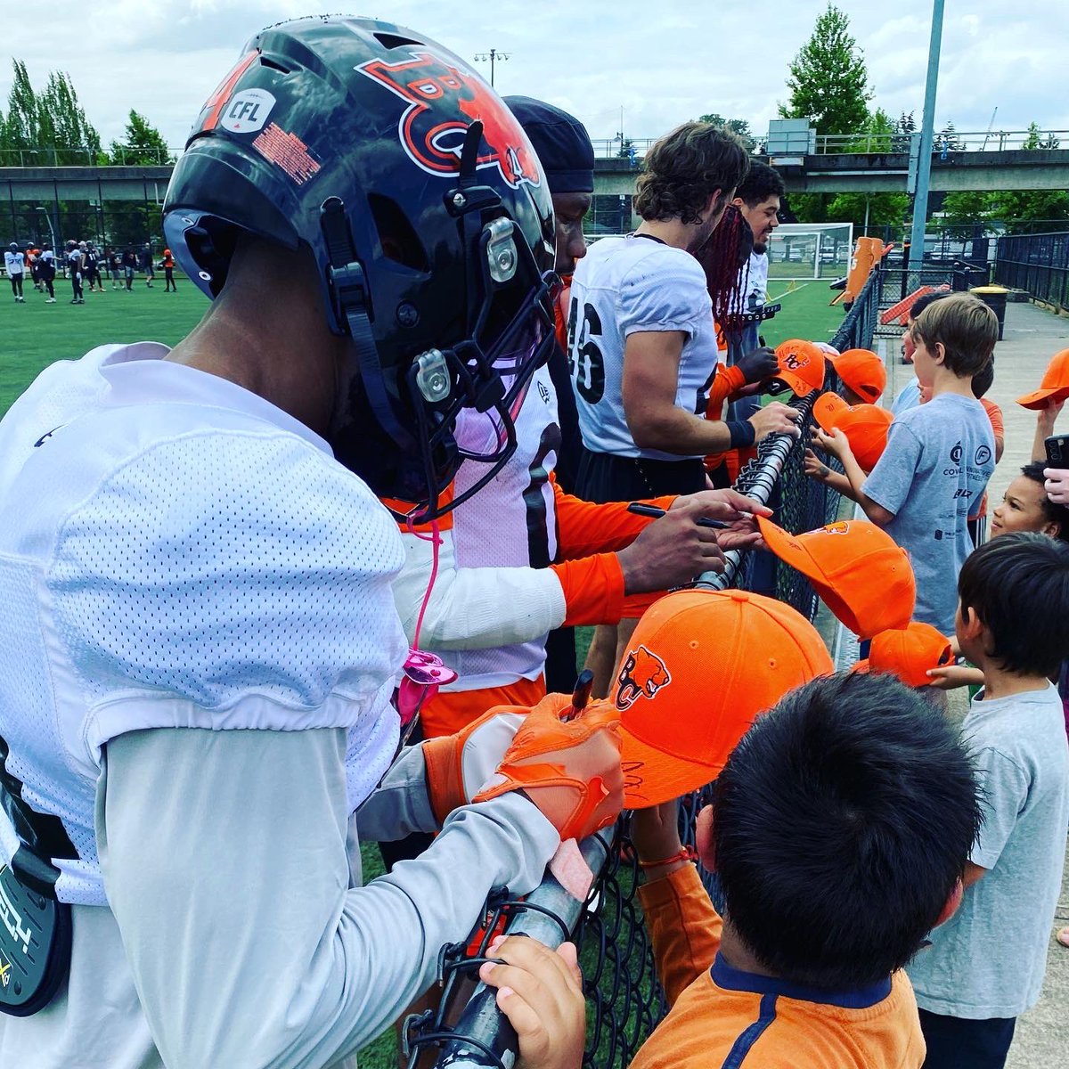 Our kids were super excited to meet the awesome <a href="/BCLions/">BC LIONS</a> players today!!! The kids got hats, autographs, met the players and watched them practice!

#bclions #kidsworld2022 #familyfun #yvrkids #summerfun