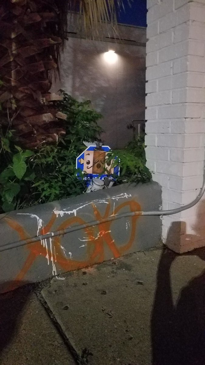 I_Winterbourne's tweet photo. Keeping the neighborhood safe. 

#streetart https://t.co/15qzD9LsV8