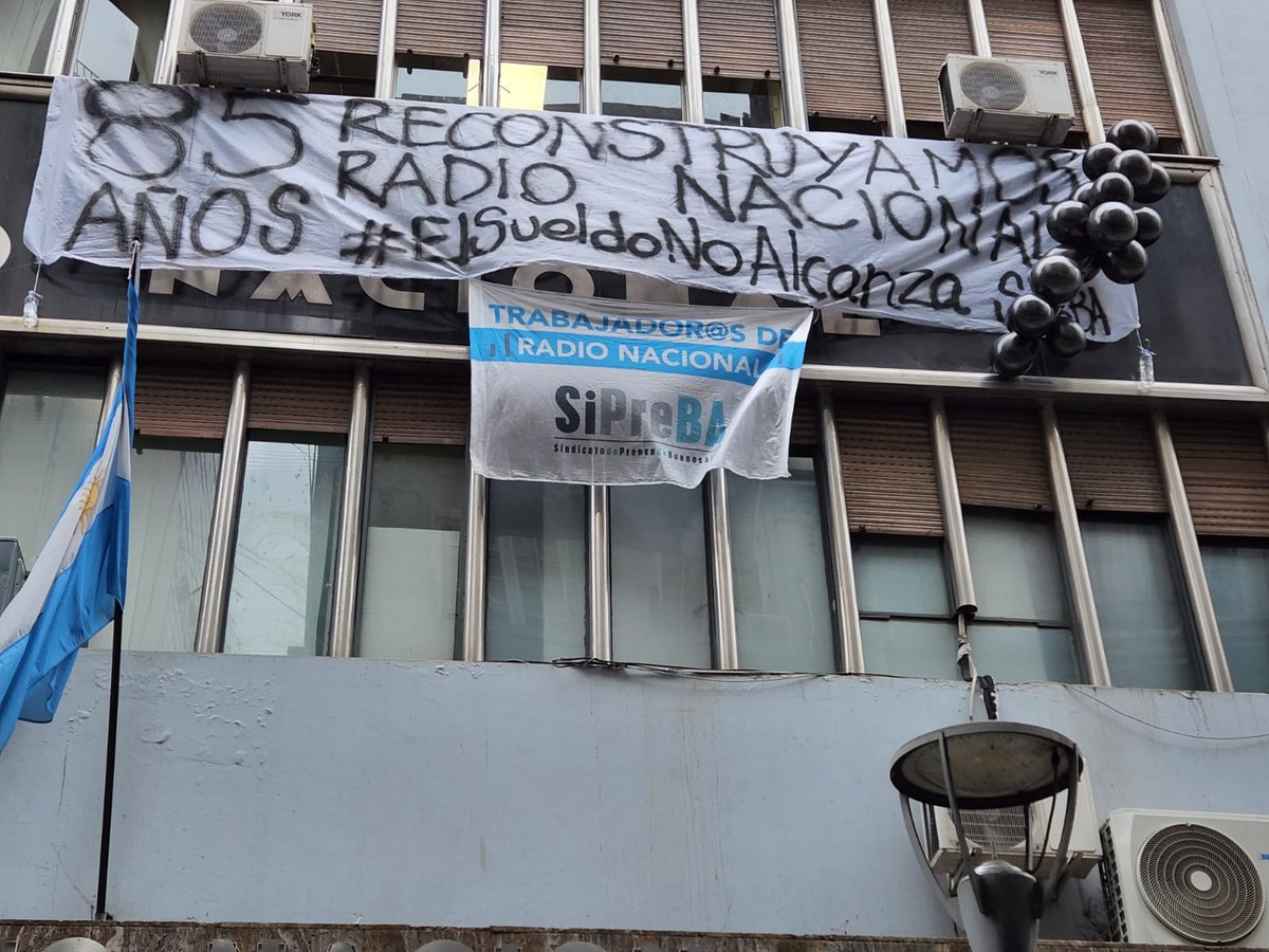 📢 Jornada nacional de protesta de lxs trabajadorxs de FATPREN en Radio Nacional con la consigna

➡️ "Quienes defendemos a Radio Nacional, no tenemos nada que festejar" 

#85AñosRadioNacional
#ReconstruyamosRadioNacional
#ElSueldoNoAlcanza 
#NacionalNoCumple