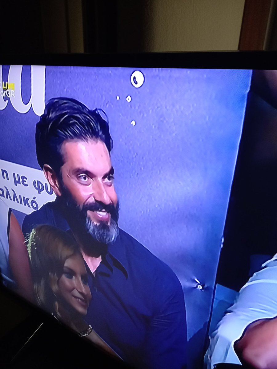 Δεν ξέρω τι λέτε. Δεν ξέρω τι έκανε στο survivor,δεν ξέρω τίποτα. Εκείνο που βλέπω είναι ότι είναι άντρας με τα όλα του, ευγενέστατος, τέρας ψυχραιμίας, κούκλος και με λίγα λόγια κύριος με Κ Κεφάλαιο. #survivorGR