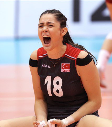 voleybolplus's tweet photo. 🥇🥇🥈CEV Şampiyonlar Ligi
🥇🥇🥉 Dünya Kulüpler Şampiyonluğu
🥇🥇🥇🥇 Sultanlar Ligi
🥇 U23 Dünya Şampiyonası
🥈🥉Avrupa Şampiyonası
🥈🥉 Milletler Ligi
🎖 2022 Sultanlar Ligi MVP
🎖🎖Dünya Kulüpler Şampiyonası En İyi Orta Oyuncu ve dahası…
Zehra Güneş 23 yaşında. 🎂 https://t.co/ZH3P2FcrVV