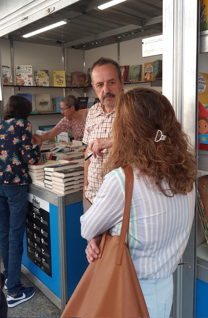 Xerais's tweet photo. O escritor #XavierQueipo asinou exemplares do seu libro #FinalFeliz na caseta da Librería #Librouro. https://t.co/TbweiVjzRH