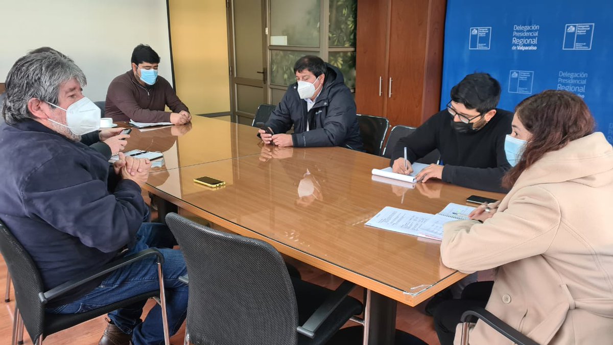 DPRValparaiso's tweet photo. 🔴 Hoy nos reunimos con reprensentantes de #Fedequinta para sostener una reunión de trabajo y coordinar acciones en torno a la seguridad del gremio.👌👌
¡Seguimos trabajando con todas las organizaciones de nuestra región! 🌳✔️
@Sofia_gonzco https://t.co/8LMArIkRNi