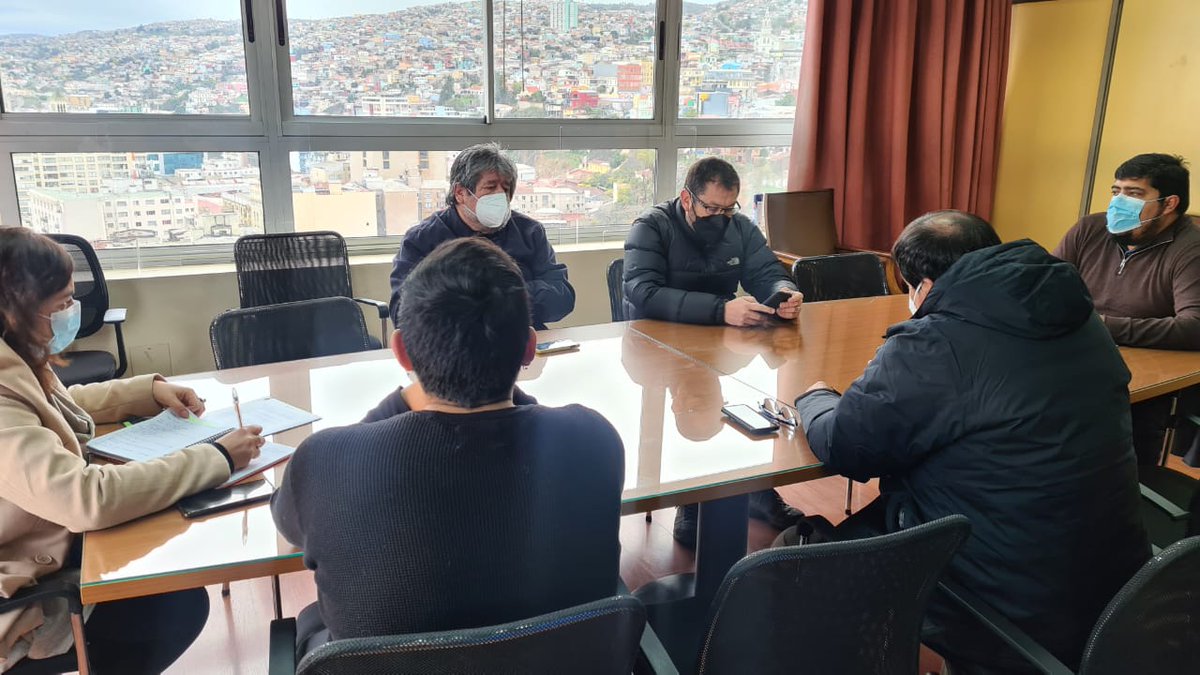 DPRValparaiso's tweet photo. 🔴 Hoy nos reunimos con reprensentantes de #Fedequinta para sostener una reunión de trabajo y coordinar acciones en torno a la seguridad del gremio.👌👌
¡Seguimos trabajando con todas las organizaciones de nuestra región! 🌳✔️
@Sofia_gonzco https://t.co/8LMArIkRNi