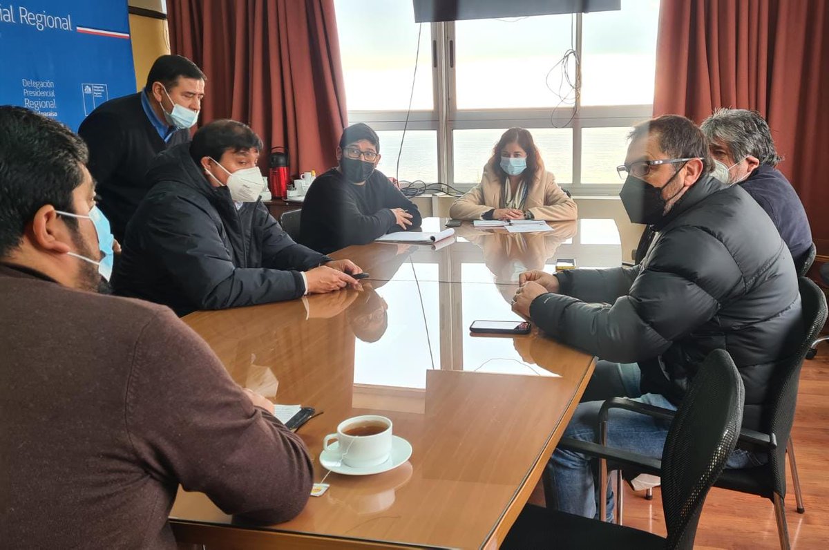 DPRValparaiso's tweet photo. 🔴 Hoy nos reunimos con reprensentantes de #Fedequinta para sostener una reunión de trabajo y coordinar acciones en torno a la seguridad del gremio.👌👌
¡Seguimos trabajando con todas las organizaciones de nuestra región! 🌳✔️
@Sofia_gonzco https://t.co/8LMArIkRNi