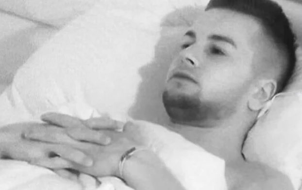 17DJB's tweet photo. The whole of the UK waiting for tomorrow night #LoveIsland https://t.co/dvgITkv6EB