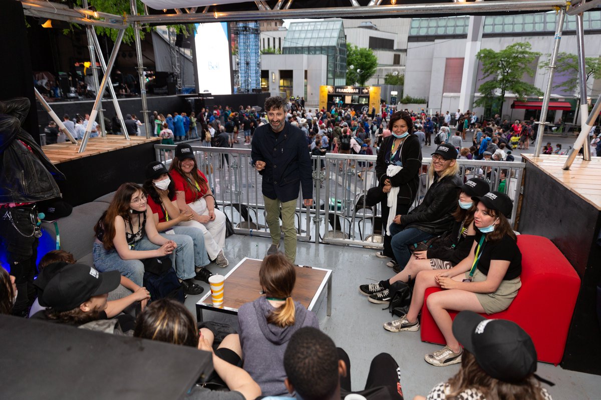 fondationevenko's tweet photo. Dans le cadre du spectacle de @LouisJean_solo le 17 juin dernier, la fondation evenko, @Bell_FR et les @FrancosMTL ont invité les jeunes de la Maison Kekpart dans une loge VIP 💛💙💜❤️💚🧡 https://t.co/bz5JO7ZuRJ