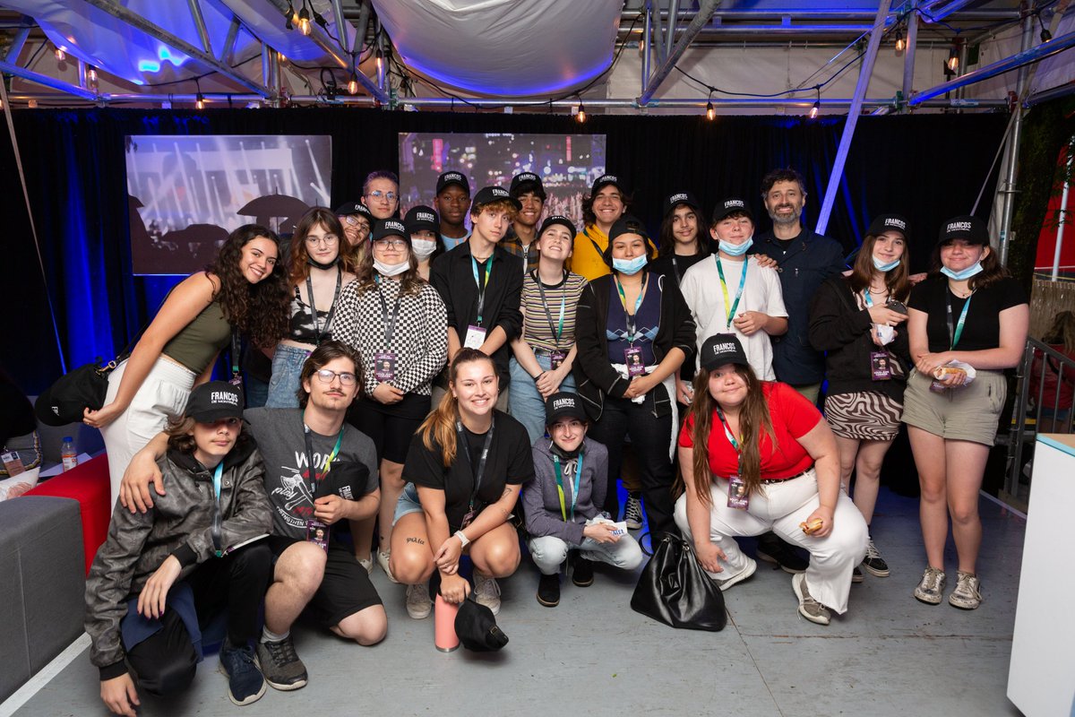 fondationevenko's tweet photo. Dans le cadre du spectacle de @LouisJean_solo le 17 juin dernier, la fondation evenko, @Bell_FR et les @FrancosMTL ont invité les jeunes de la Maison Kekpart dans une loge VIP 💛💙💜❤️💚🧡 https://t.co/bz5JO7ZuRJ