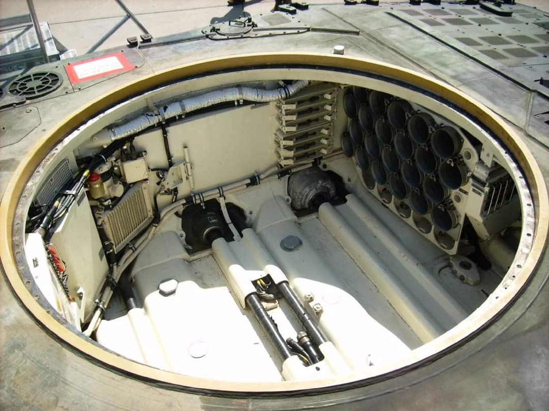 piwo_domowe's tweet image. W łapki wpadły mi fotki najnowszej wersji czołgu Leopard. Tu #Leopard2A7V i widoczny kadłubowy magazyn amunicji.
Każdorazowo otwiera go i zamyka działonowy. W konkurencji "rzutu wieżą czołgu na odległość" nie ma szans z rosyjskimi T72 i T90.😉