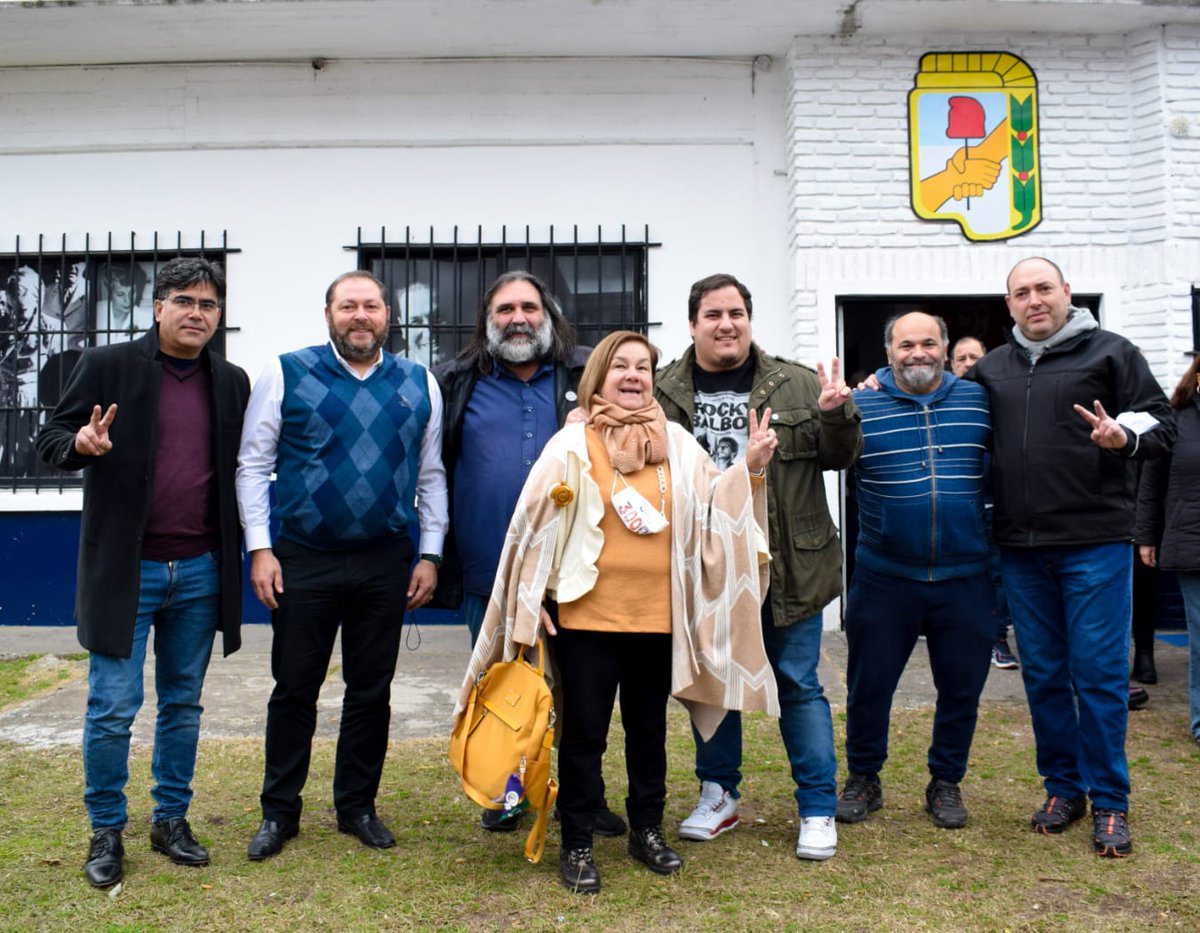 juanjo_castro's tweet image. Nos acompañaron el secretario general de SUTEBA @RobiBaradel, la Senadora @MariaReigada1, el presidente del PJ de Guamini #PabloSantucho y concejales de la primera y tercera sección electoral del Movimiento Mayo.➡️