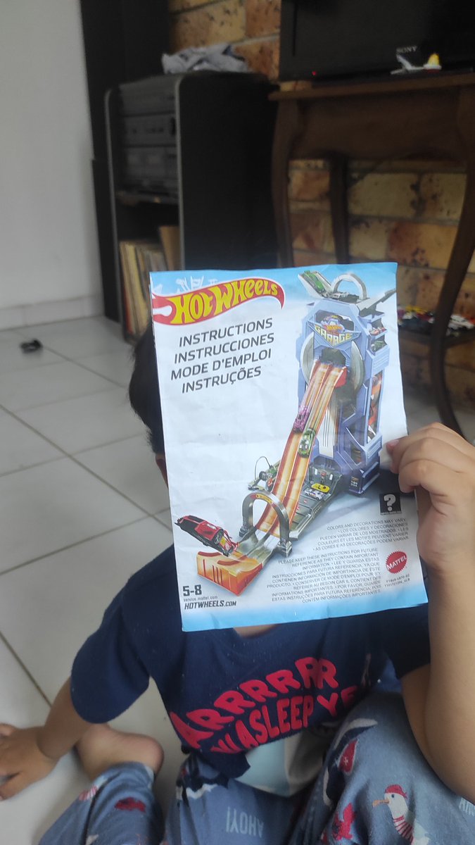Ivantllzd's tweet photo. Señores de @Hot_Wheels @HWMex  llevo media hora intentando explicar por qué su arco no es plateado como en las instrucciones y que se equivocaron y no ha quedado muy convencido.... https://t.co/Q8I2ztYKlt