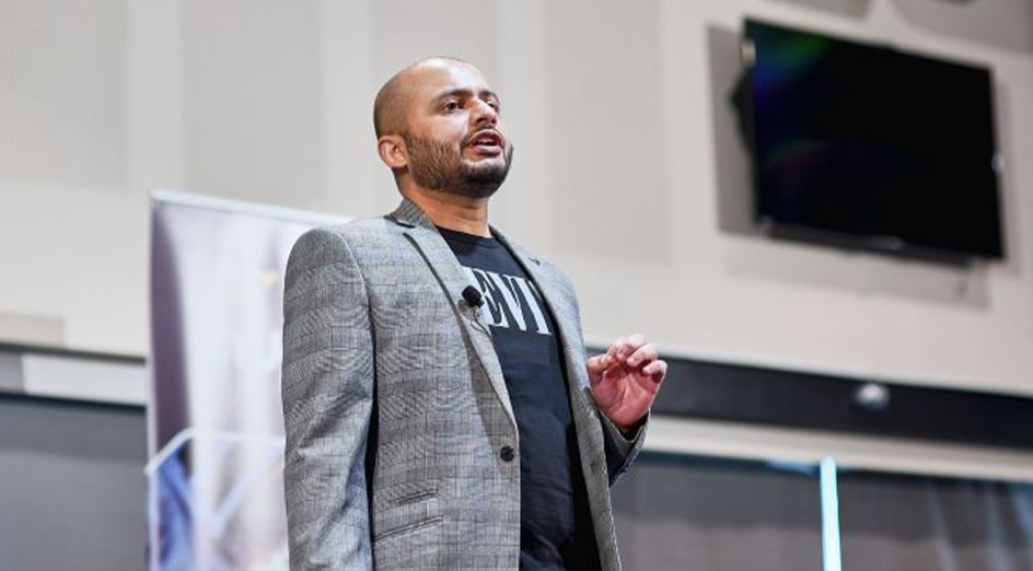 IOA_UWA's tweet image. .@CRC_HBP PhD student Omar Anwar – who used artificial intelligence to design a smart beehive monitoring system – has bee-dazzled judges at the inaugural @AgriFuturesAU #BeeTech Challenge with his low-cost, low-power and long-range remote solution🐝 uwa.edu.au/news/Article/2…
