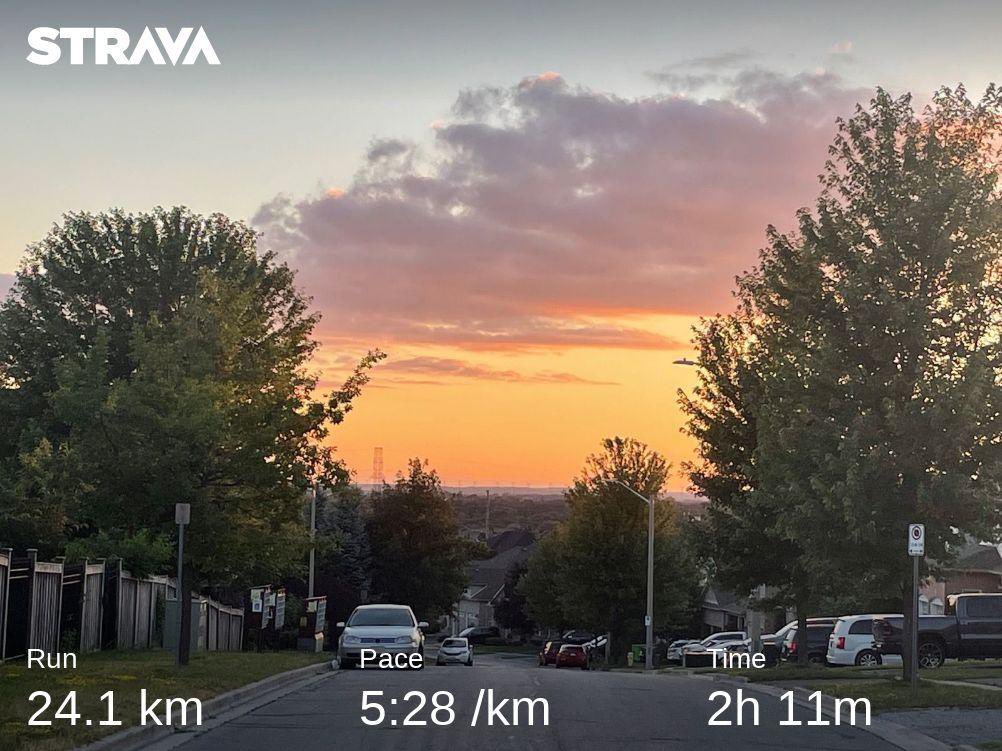 LocalClass_Runr's tweet image. One good thing ab9ut a hilly neighbourhood is every time you get to the top of a hill around sunset.... Nice 24K tonight #iloverunning #runchat
