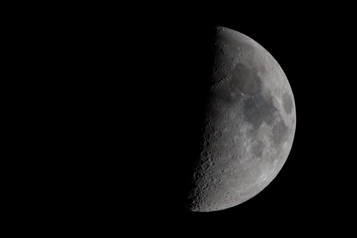 bowmandesigninc's tweet photo. A pretty first quarter #moon. https://t.co/4f1CVJiy3U