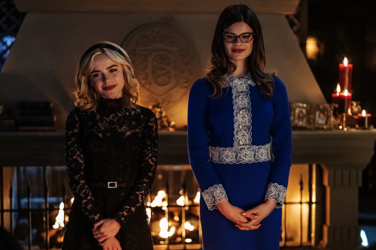 #Riverdale 

📸 Imagenes promocionales del epísodio 6x19 titulado "The Witches Of Riverdale" que trae de regreso a Kiernan Shipka como Sabrina Spellman.