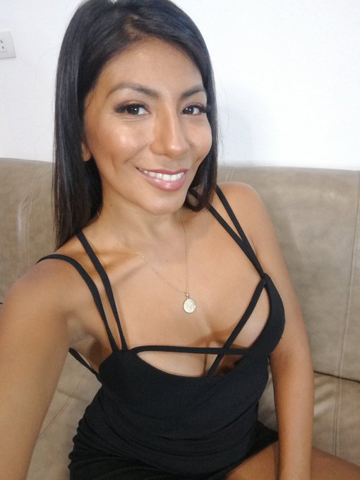 Ma voi lo vedete il mio capello bianco? Ogni volta lo tolgo ma stavolta ho voluto lasciarlo li come segno<a href="/tag/heels"class="tags"><span>#heels</span></a><a href="/tag/heellover"class="tags"><span>#heellover</span></a><a href="/tag/legslover"class="tags"><span>#legslover</span></a>