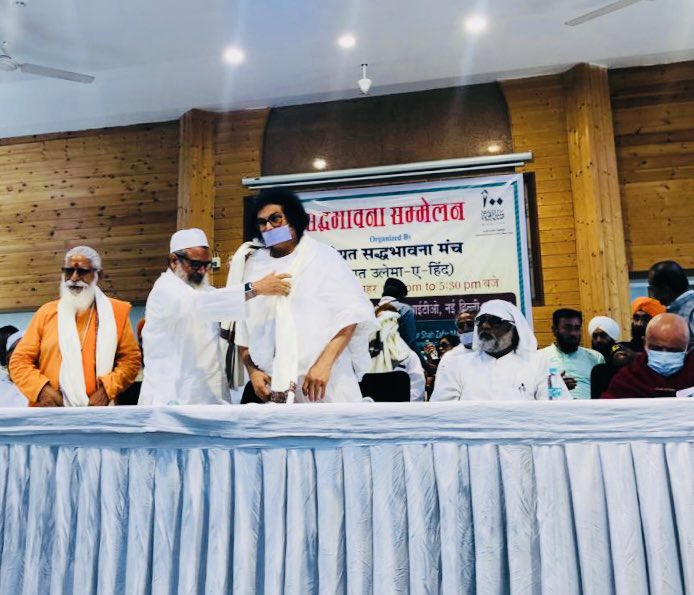 Munilokesh's tweet photo. अमेरिका की ऐतिहासिक शांति सद्भावना यात्रा सम्पन्न कर स्वदेश लौटने ���र दिल्ल्ली में आयोजित सद्भावना सम्मेलन में पुज्य आचार्य डॉ लोकेशजी का शाल ओढ़ाकर स्वागत करते हुए मौलाना अशरद मदनीजी साथ में सुशीलजी महाराज, स्वामी वीरसिंहजी, बोद्ध आचार्य येशीजी, सरदार मनप्रीतजी, फादर मोरेशजी आदि। https://t.co/6ZJ6pmqtJq