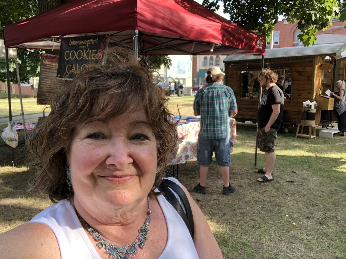Kathryn_McGarry's tweet photo. Picture perfect day at #Preston Market! Every Thurs aft you can get food, unique gifts from vendors such as the custom “MARKET” letters displayed w/lights. Central Park #Cbridge  @cityofcambridge https://t.co/tTmI3KT45E