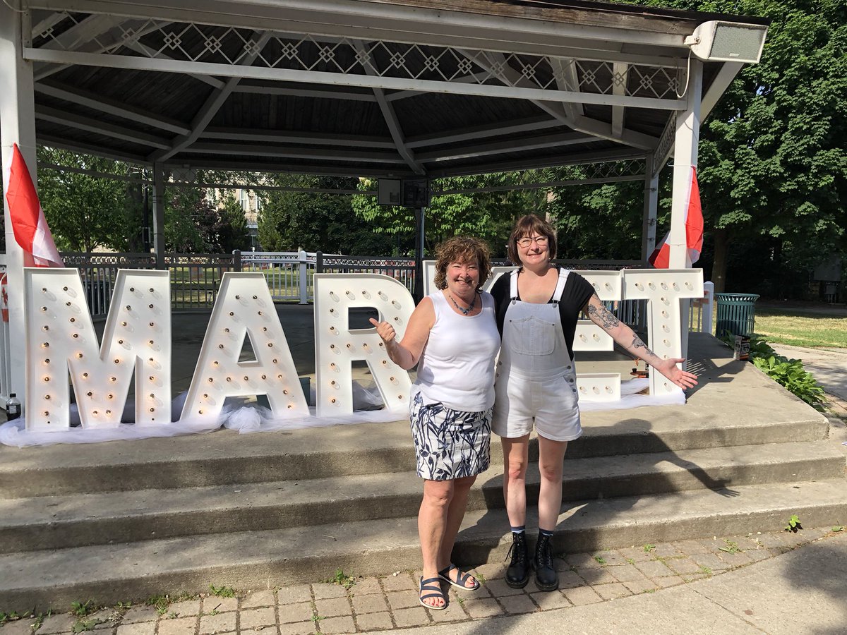 Kathryn_McGarry's tweet photo. Picture perfect day at #Preston Market! Every Thurs aft you can get food, unique gifts from vendors such as the custom “MARKET” letters displayed w/lights. Central Park #Cbridge  @cityofcambridge https://t.co/tTmI3KT45E