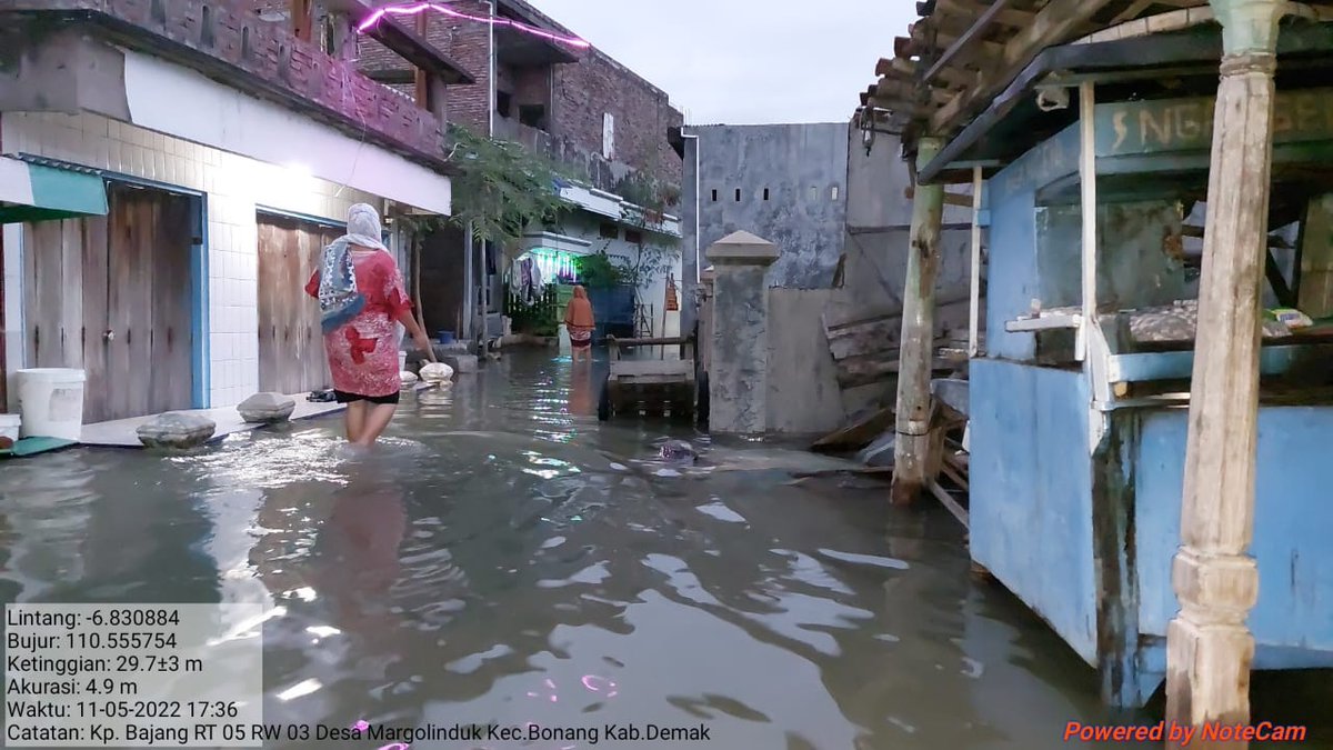 Mahfudz40124077's tweet photo. Situasi banjir Rob di desa Margolinduk Bonang Demak dan desa sekitarnya semakin parah.
#bonangmenolaktenggelam
#robbonang https://t.co/ZZkweqUHWh
