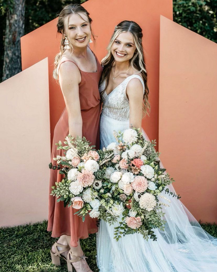 Court10Sears's tweet photo. 💐 They said “I do” to each other and I said “I do” to more cake. https://t.co/THeEspxyrx