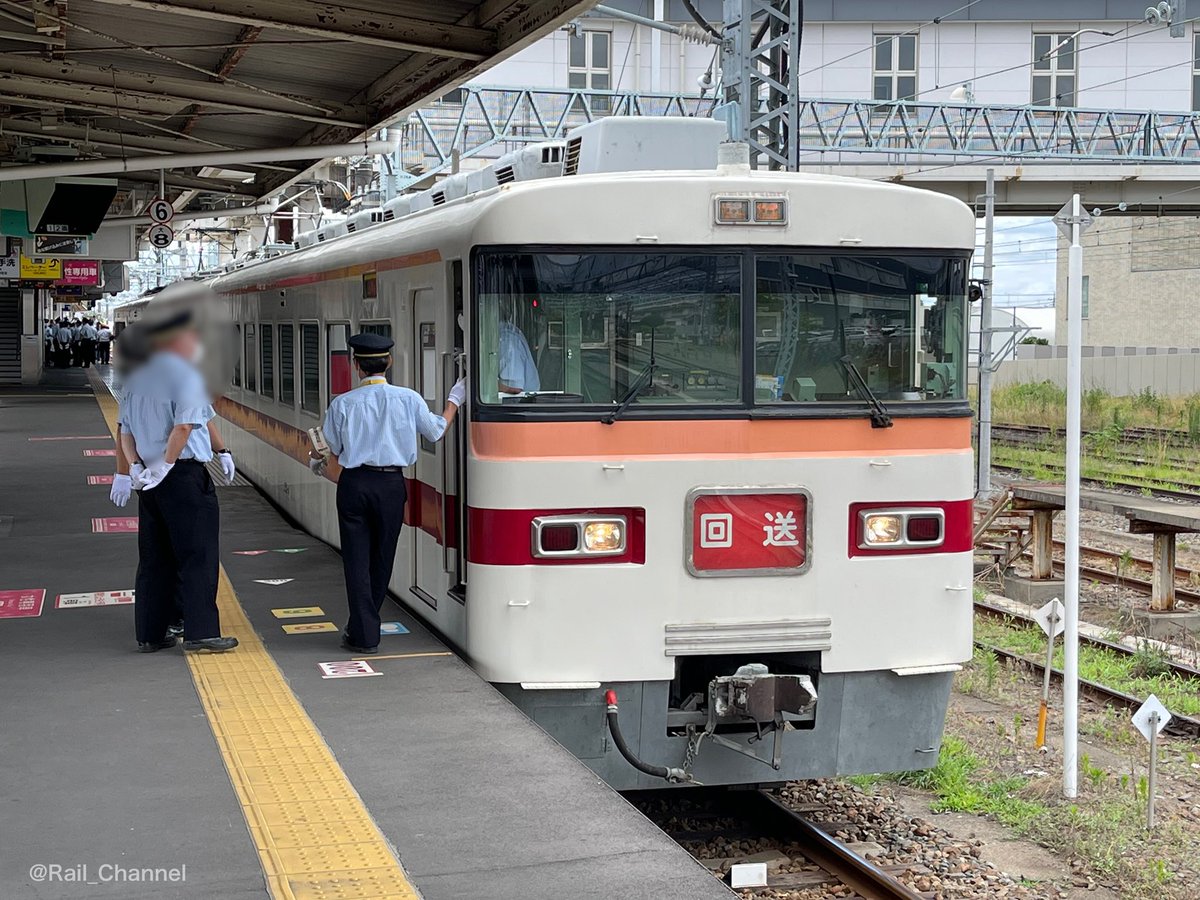 Rail_Channel's tweet photo. #350型 #353F 団臨 兼 廃車回送
館林では横断幕が(最後のお客さんは館林で降車)

#1800型 https://t.co/lvO18AIvYD