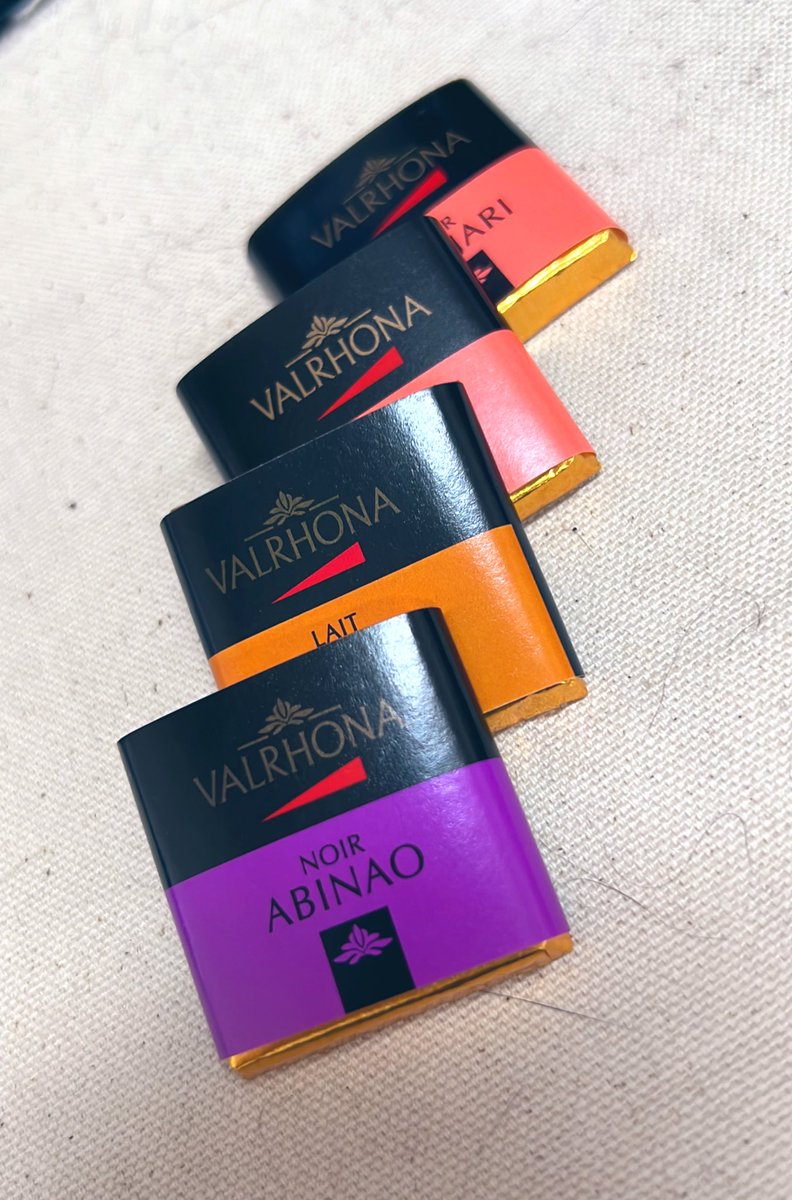 於是我又收到巧克力ㄌ⋯老闆ㄉ姐姐從法國回來了（墊子上的毛是琪琪ㄉ貓毛wwww
我家冰箱都是我弟帶回來的巧克力w
奧地利的經典巧克力蛋糕真的很香！！！（又推