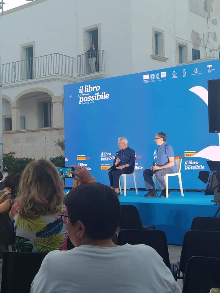 beppelopez's tweet photo. L'autore Beppe Lopez, presentato da #EnnioTriggiani, sul palco de "Il #libropossibile" di #Polignanoamare, discutendo della trilogia "Quartiere Libertà"
(Capatosta, La scordanza e Capibranco) https://t.co/QvP4B6NLo0