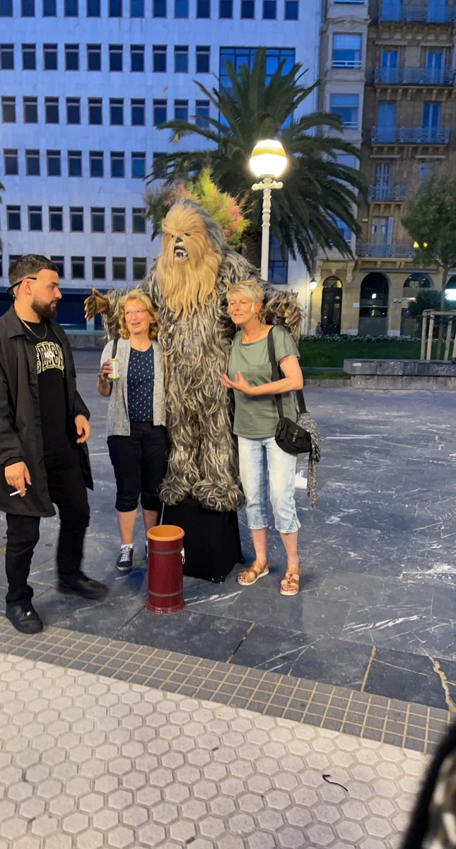BunFaceKilla's tweet photo. knew this wasn’t actually chewbacca the second i saw the platform. chewie is tall and wouldn’t need that. these women got duped https://t.co/Z4ktWhmBva