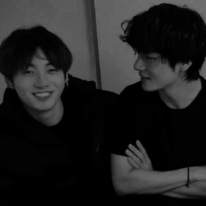 _Ftm__BTS's tweet photo. -وقتی اینطوری نگاهم می‌کنی... حس می‌کنم که یه نقاشی گرون قیمتم... 

-مگه نیستی؟

"ˢᵖᵉᵉᵈ" https://t.co/Bup7F4scgN