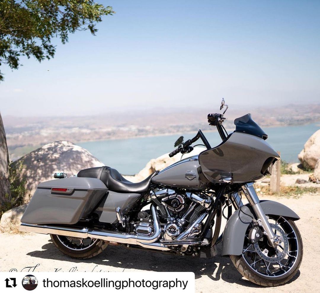factory_47's tweet photo. Factory 47
🔥 Signature 🔥 handlebars
🔥 Shield 🔥 front crash bar

@thomaskoellingphotography 
・・・
Fun day in the sun in the mountains.  2022 road glide ; @jporraz433  #performancebagger #bagger #baggernation #harleydavidson #factory47 #legendsuspensions #rigidindustries https://t.co/rmmHzPZPsd
