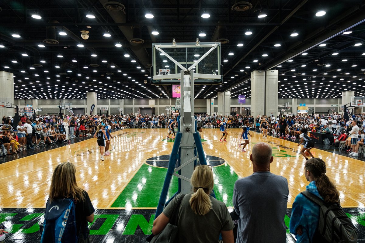 TFNsRun4Roses's tweet photo. When the court is completely surrounded, you know its a big game. 🌹🏀 #Roses22 #Run4Roses #HerTimeToPlay @WNBA https://t.co/bb8z0bYEZR