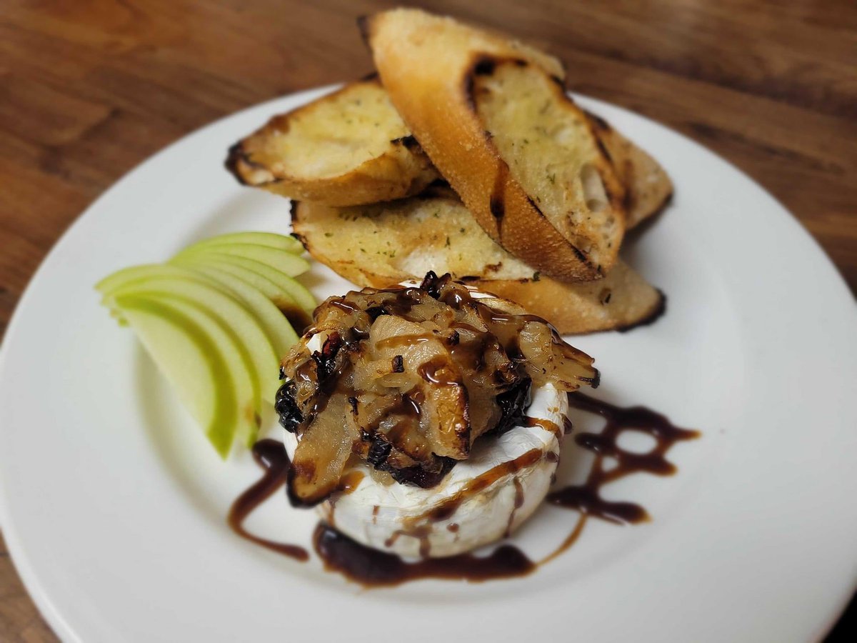 TundraInn's tweet photo. Baked brie with toasted baguette,  caramelized onions, cranberry and balsamic reduction!

Open 4-9pm, 204-675-8831 ext 114! https://t.co/GJirZH6PZR