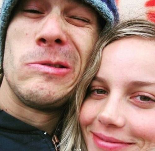 heathsarchive's tweet photo. heath ledger on set of candy https://t.co/5RCIBXQ2VU